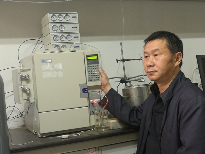 黃風林 進行科學研究實驗 - 副本.jpg