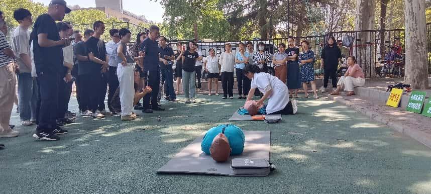 雁塔校區(qū)操場(chǎng)一角：直屬部門(mén)、離退休工會(huì)工作人員