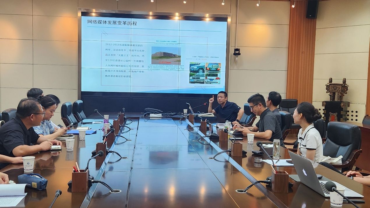 圖片包含 室內(nèi), 桌子, 男人, 柜臺AI 生成的內(nèi)容可能不正確。